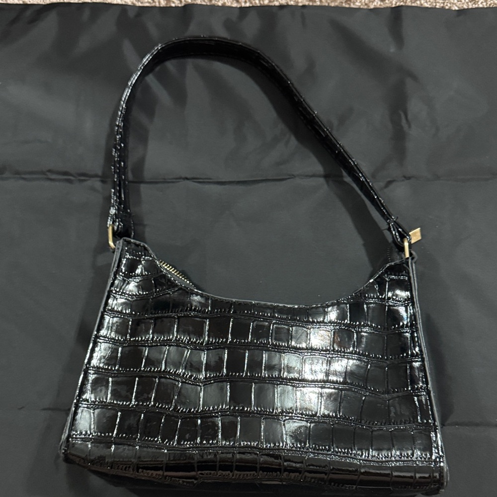 Elegant Black Crocodile-Embossed Shoulder Bag